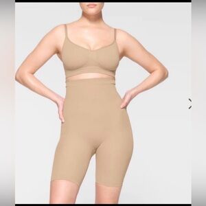 NWOT Skims Seamless Sculpt High Waist Above the Knee Short Mica XL